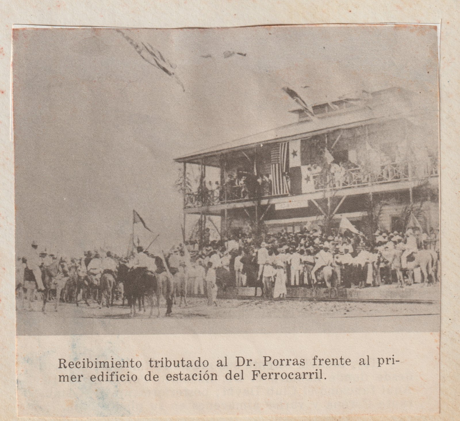 Recibimiento al Dr. Porras frente a la estación