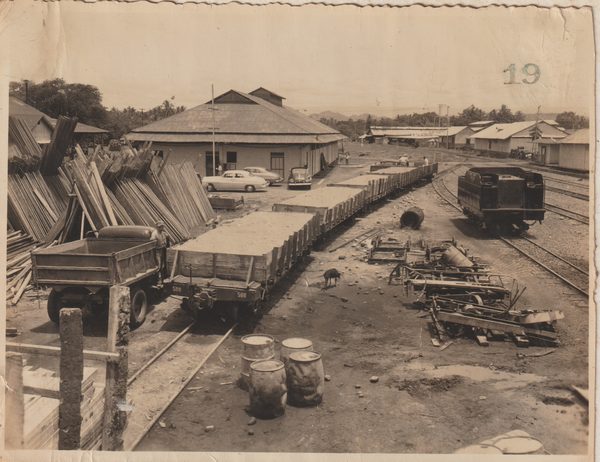 Vista de frente del almacén del ferrocarril.