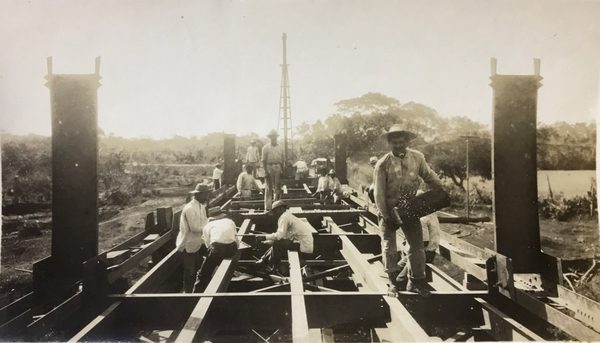 Archivo Porras — placa 32: trabajos de construcción de la vía.