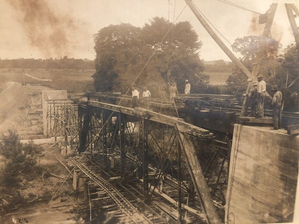 Construcción del cruce sobre el Río Chirigagua, David.