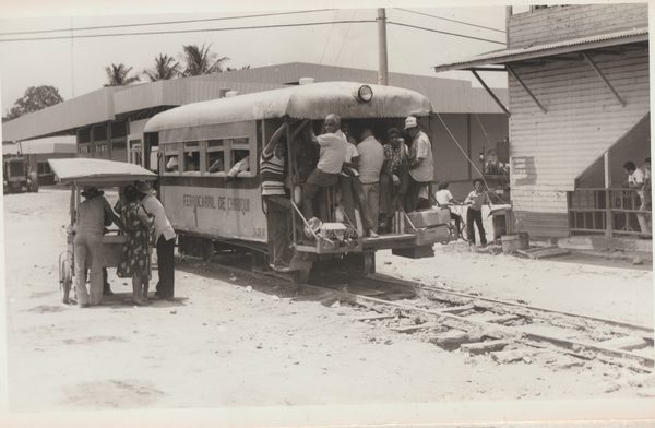 Motor N°1 cargado de pasajeros en Puerto Armuelles.