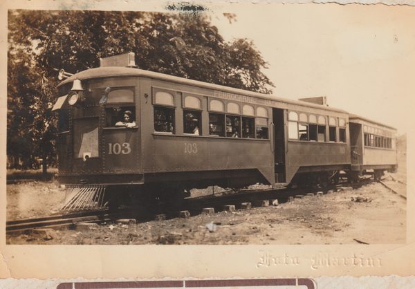 Motor N°103 estacionado en el patio del ferrocarril.