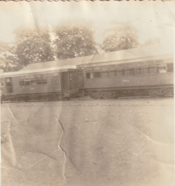 Motor de pasajeros y su vagón.