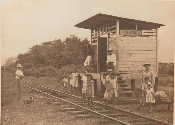 Pasajeros esperando el tren en la antigua estación de Caimito.