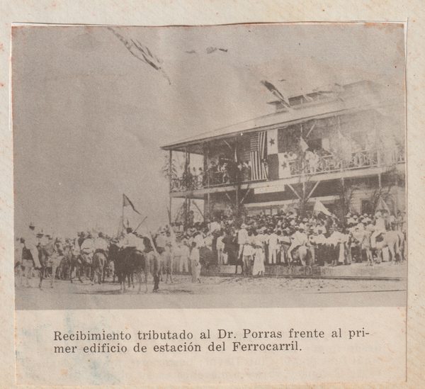 Recibimiento al Dr. Porras frente al primer edificio de la estación del ferrocarril.