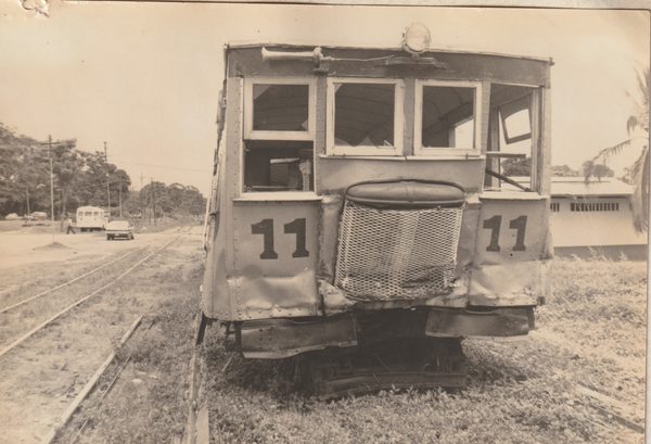 Tren N°11 chocado y estacionado en Puerto Armuelles, fines del siglo XX.